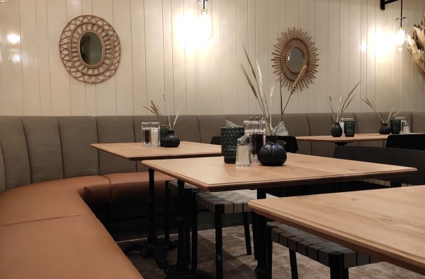 Bastians Café & Bakery in Kitzbühel - Innenausstattung mit Tischen, Stühlen, Sitzbänken
