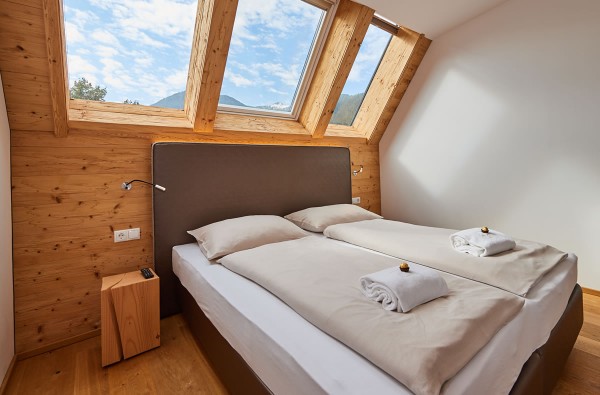 Schlafzimmer mit Mansarde und Dachfenster