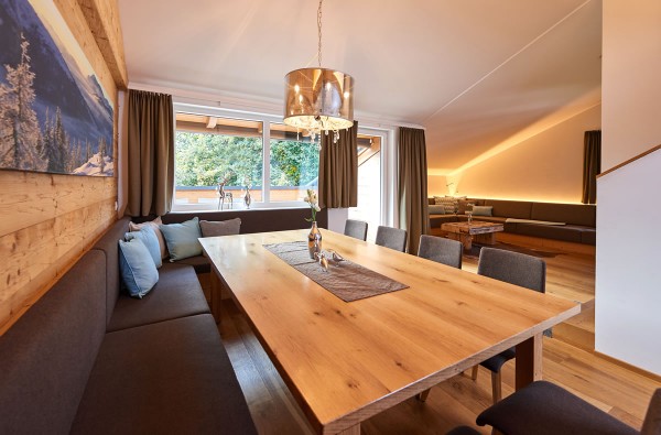 Wohnzimmer mit Küche und Wandverkleidung - Apparthotel Central Flachau